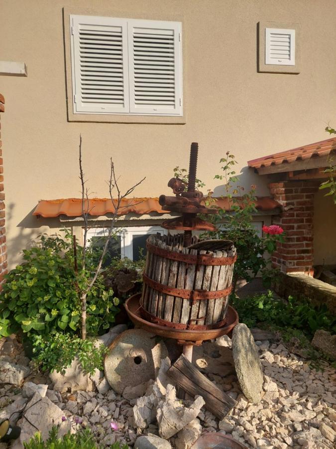 Novouredeni Apartman Marko Mundanije Esterno foto